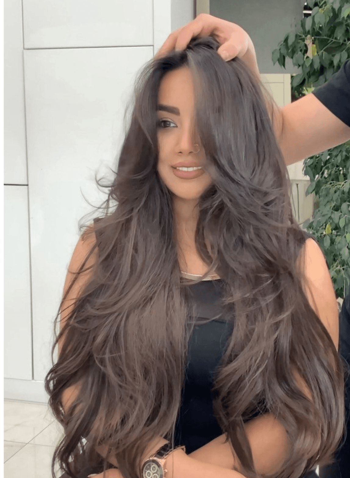 Dames knippen bij Sherwany